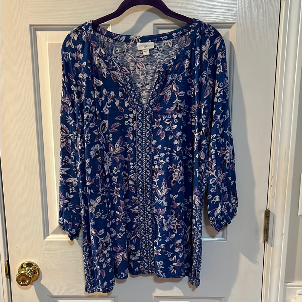 ✨ Blue and white V-neck 3/4 sleeve relaxed blouse with buttoned style features